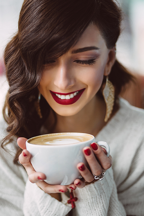 Femme dégustant un cappuccino Nespresso